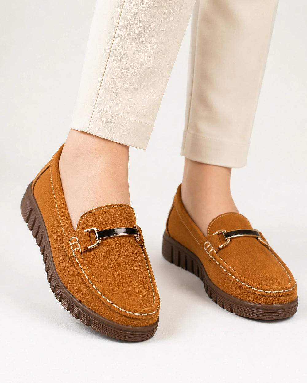 Dámske béžové mokasíny s hrubou podrážkou a zlatou ozdobou — fotografia produktu 11