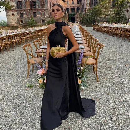 Ottavia | Splývavé saténové večerné maxi šaty na jedno rameno s pelerínou